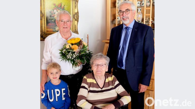 Bürgermeister Manfred Rodde (rechts) gehörte auch zu den zahlreichen Gratulanten, die Bäckermeister Georg Lindner gratulierten. Ehefrau Gertrud und Enkel Philipp wünschten dem Ehemann und Opa nur das Beste zum Ehrentag. Bild: Picasa