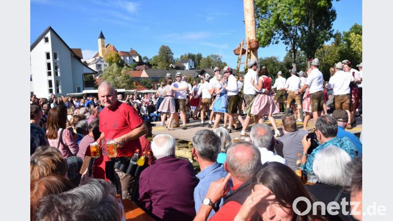 Chillen in der Spätsommersonne - rekordverdächtig war heuer der Besuch der Allersburger Wiesnkirwa am Fuße des Pfarrbergs von St. Michael. Bild: bö