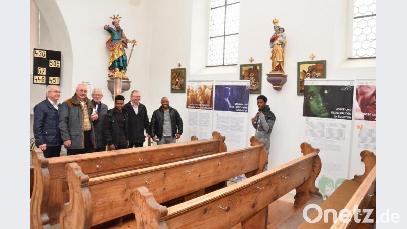Die Wände der Waidhauser Autobahnkirche geben der Ausstellung &quot;Gott liebt die Fremden&quot; in den nächsten Wochen Platz. Pfarrer Georg Hartl (Dritter von links) übernahm bei der Vernissage die Einführung in die Thematik. Bild: fjo