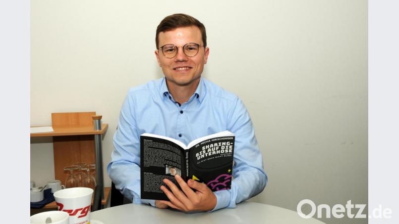 Micha Hirschinger weiß, dass sein Appell auch dem Verkauf seines Buchs zuwiderläuft. Doch wer es für 15,99 Euro erwirbt und gelesen hat, kann es anschließend ja gerne weitergeben, so sein Vorschlag zum &quot;Buch-Sharing&quot;. Bild: Stephan Huber