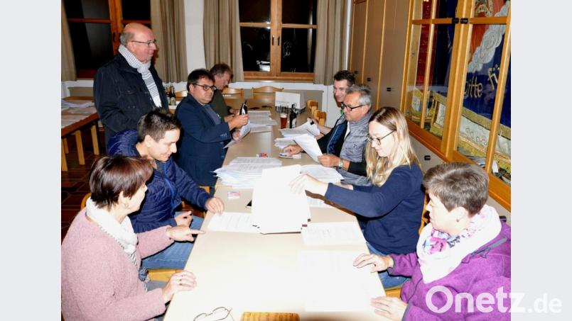 Mitglieder der Kirchenverwaltung und des Pfarrgemeinderats stecken die Fragebögen in Kuverts. Sie werden in nächster Zeit an alle Pfarrangehörigen ab 14 Jahren verteilt. Bild: es
