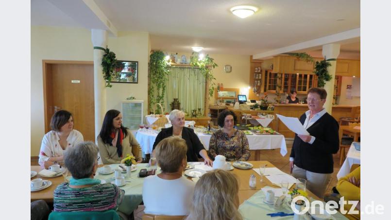 Sandra Kellermann, Monika Bayer, Angela Burger und Tina Zeitler (von links) beantworteten die Fragen von Talkmasterin Rita Ponnath (stehend). Bild: jzk