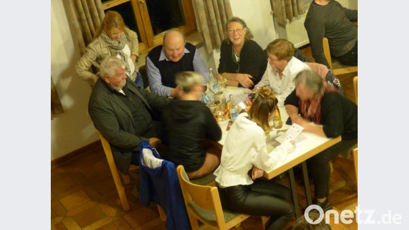 Bürgermeister a.D. Hermann Lindner (links) ist mittlerweile Stammgast bei dem alljährlichen Weinfest und Renate Steindl (Dritte von rechts), die einst dafür sorgte, dass die damaligen Burgfestspiele mit Kostümen versorgt wurden, in froher Runde. Bild: sl