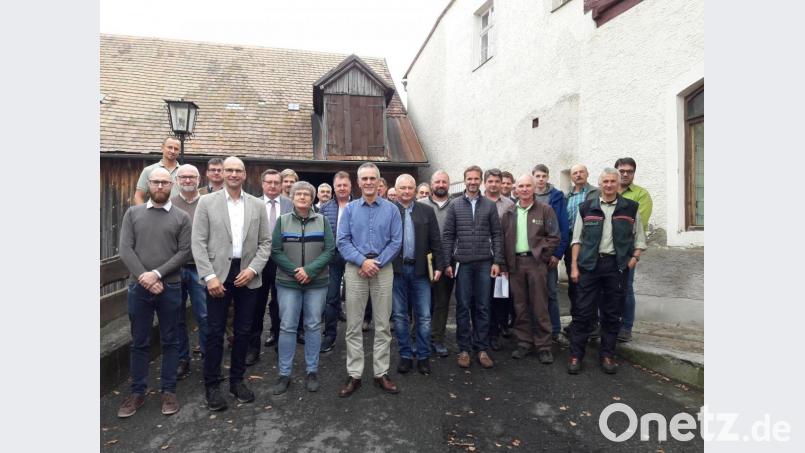 Die Forstverwaltung hatte die Landkreisvertreter der Bereiche Forst und Holz zum Thema Borkenkäfer nach Falkenberg in den Gasthof &quot;Zum Roten Ochsen&quot; eingeladen. Bild: AELF/exb