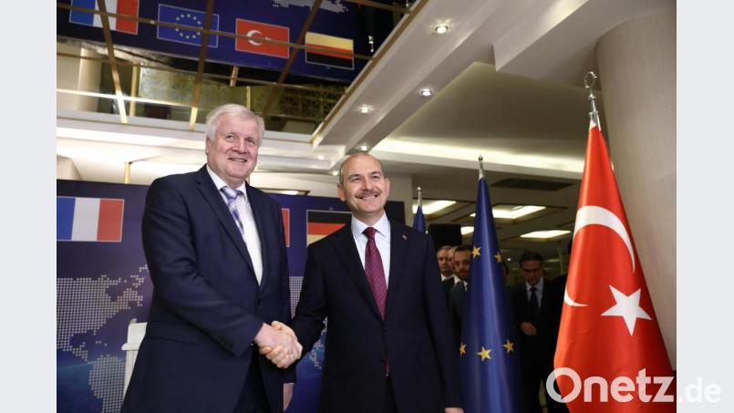 Suleyman Soylu (r), Innenminister der Türkei, und Horst Seehofer, Innenminister von Deutschland, geben sich nach einem Treffen im Rahmen der Gesprächen über den EU-Flüchtlingspakt mit der Türkei die Hand. Bild: Ali Unal/dpa
