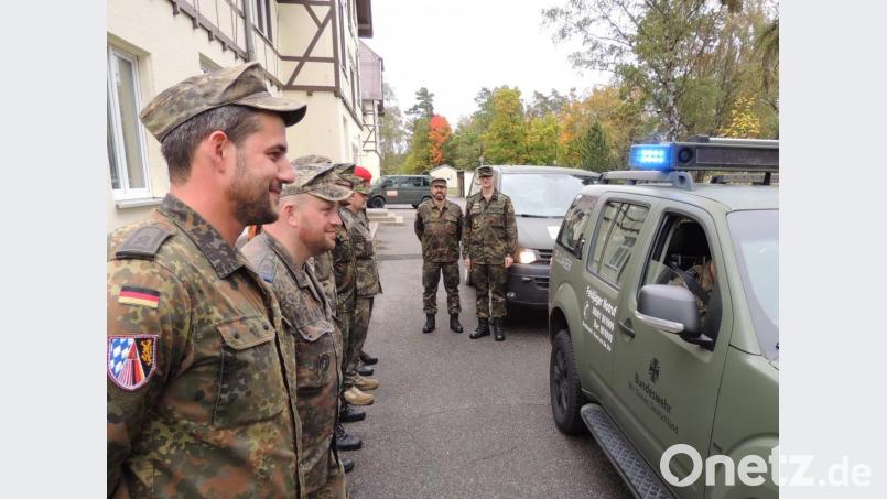 Spalier für Stabsfeldwebel Michael Hiller (rechts), der in den Ruhestand eintritt. Oberstleutnant Florian Rommel (links daneben) chauffiert ihn unter Begleitung von Blaulicht nach Hause. Bild: mor