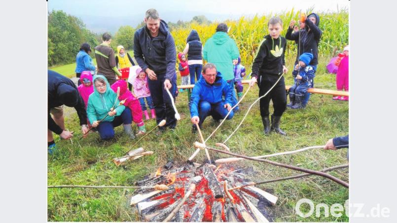 Trotz Regens hielten Eltern und Kinder beim Naturerlebnistag wacker aus. Bild: tu