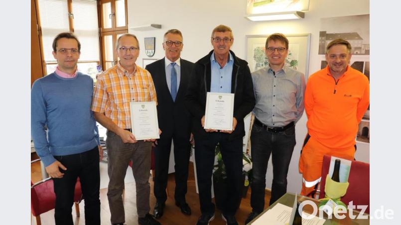 Gratulierten Siegfried Meierl (Zweiter von links) und Rudolf Beer (Dritter von rechts) zum Dienstjubiläum: Leiter der Hauptverwaltung Markus Bergauer (links), Bürgermeister Franz Stahl (Dritter von links) sowie Stellvertretender Personalratsvorsitzender Karl Bayreuther und Stadtbaumeister Andreas Ockl und (von rechts). Bild: Stadt Tirschenreuth