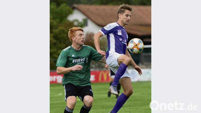 Es war ein packendes Derby am Feiertag zwischen dem FC Wernberg (links Sebastian Ebenburger) und dem TSV Detag Wernberg (rechts Thimo Luff). Die Lila-Weißen gewannen mit 4:3. Beide Wernberger Teams haben am Sonntag Heimrecht in der Bezirksliga Nord. Der TSV Detag empfängt TuS Kastl, der FC die SpVgg Schirmitz. 	Bild: mhs Bild: ham