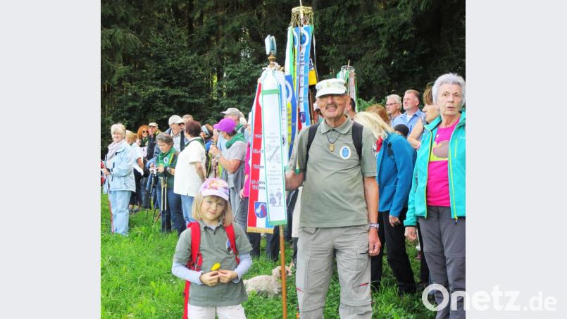 Wanderwart Uwe Schimpf (vorne rechts) hielt die Fahnen des Heimat- und Kulturvereins hoch. Bild: hl