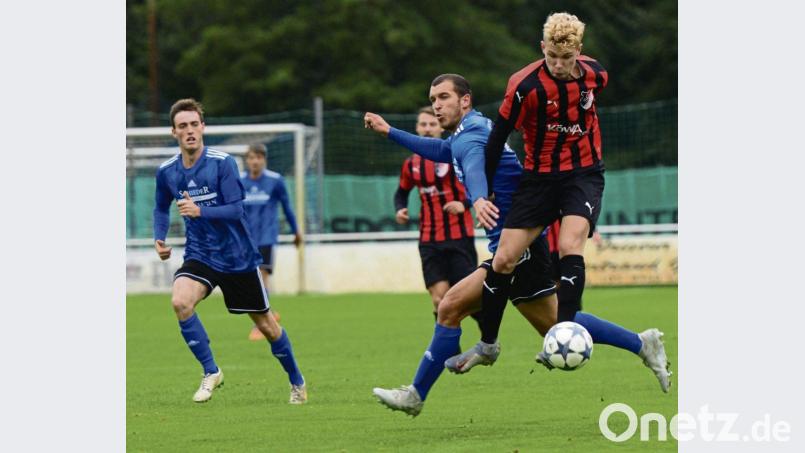 Der Ettmannsdorfer Leon Brandl (rechts) setzt sich hier gegen den Weidener Dominik Mandula durch. Das Spitzenspiel am Donnerstag endete 1:1. Am Sonntag empfängt die SpVgg SV Weiden den 1. FC Bad Kötzting, der vor der Saison als einer der Meisterschaftsanwärter gehandelt wurde. Bild: mhs