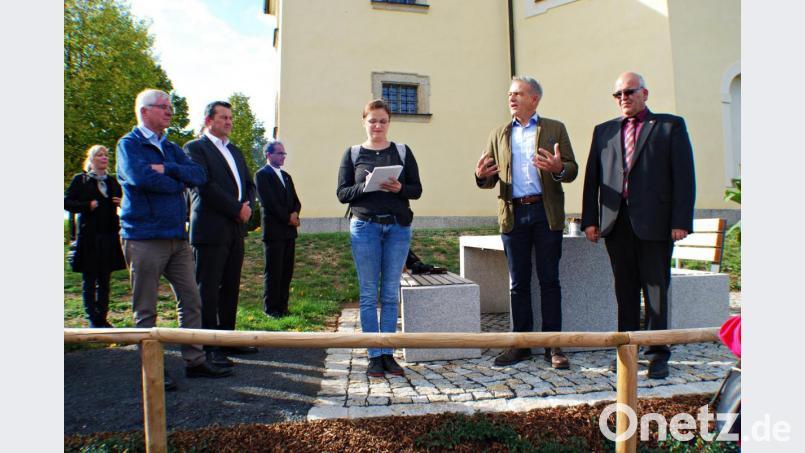 Bei der Einweihung der Blickpunkte: Bürgermeister Klaus Meyer, Ikom-Vorsitzender Roland Grillmeier, die Dolmetscherin, Pfarrer George Parankimalil, Zweiter Bürgermeister Christian Hebert und Sibyllenbad-Chef Gerhard Geiger (von rechts) Bild: enz