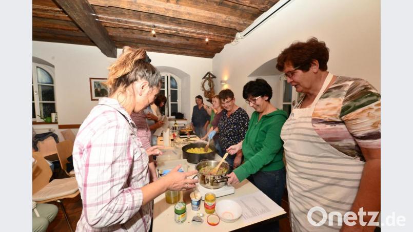 Rosi Pausch (rechts) hat beim Kochabend des Katholischen Frauenbunds Parkstein rund 25 Köchinnen im Blick. Bild: bey