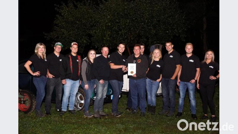 Der Vorsitzende des MC Schönreuth, Jörg Sosalla (Siebter von links), überreichte Gründungsvorsitzendem Michael Heser (Sechster von links) eine Gratulationsurkunde, verbunden mit dem Wunsch auf weiterhin gute Zusammenarbeit. Bild: bkr