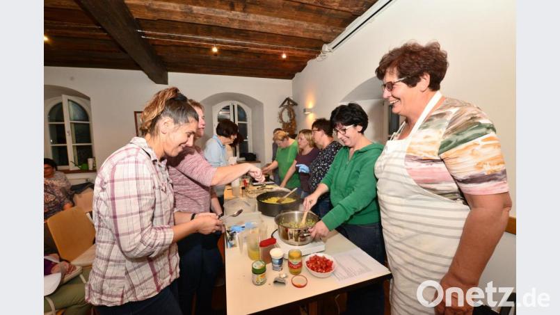 Rosi Pausch (rechts) hat beim Kochabend des Katholischen Frauenbunds Parkstein rund 25 Köchinnen im Blick. Bild: bey