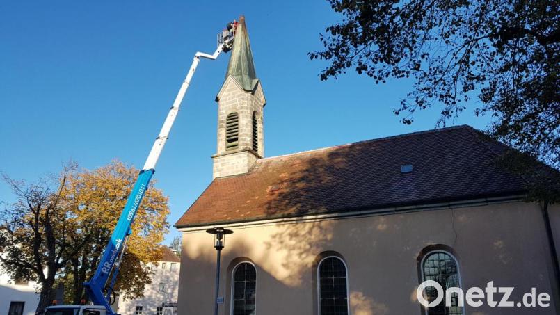 Die Spenglerei Liebl sicherte den Turm der Kirche Burgtreswitz nach dem schweren Sturm vom August vor weiteren Schäden durch Wind und Wasser. Bild: gi