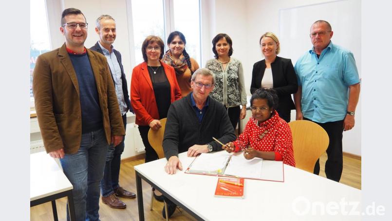 Augenoptiker Josef Reitmeyer hilft der Auszubildenden Shanti Lindner im Rahmen von ABH zum Ausbildungsabschluss. Mit dabei Mitarbeiter des Kolping Bildungswerks und der Berufsberatung der Abeitsagentur Weiden. Bild: Bühner