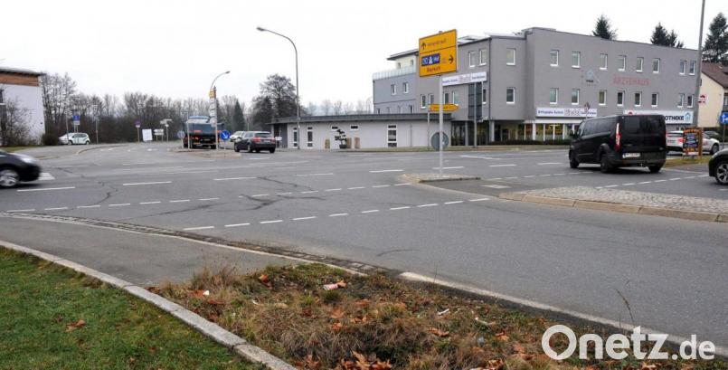 Die Genossen treten für mehr Kreisverkehre ein - wie zum Beispiel hier in der Vohenstraußer Straße. Bild: Stephan Huber