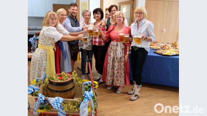 Vorbereitung und Bewirtung hatte das Helferteam, das von Zweitem Bürgermeister Peter Neumeier schon mal scherzhaft &quot;vorsorglich&quot; als Seniorenbeirat betitelt wurde, übernommen. Das Fest, es wurde zu einem vollen Erfolg. Bild: mab