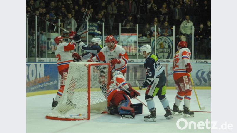 Die Blue Devils unterlagen am Freitag dem EC Peiting mit 3:4. Die Weidener bissen sich an der Gästeabwehr um Goalie Florian Hechenrieder die Zähne aus. Bild: gb