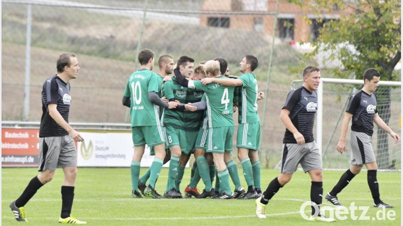 Während die Spieler des 1. FC Schlicht (hinten) den Treffer zum 2:0 durch Christoph Hermann (Mitte) bejubeln, sind Rechtsverteidiger Martin Luschmann (links), Kapitän und Innenverteidiger Johannes Badura (Mitte) und Innenverteidiger Patrick Hosch (rechts hinten) vom 1. FC Rieden völlig enttäuscht und restlos bedient. Bild: Ziegler