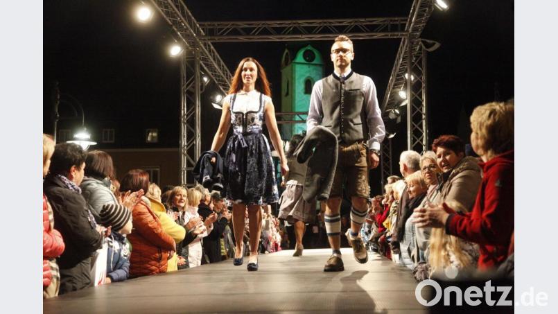 Die Besucher waren begeistert von der Modenschau am Samstag auf dem Schwandorfer Marktplatz. Das zweite Mondschein-Shopping lockte die Leute in Scharen in die Innenstadt. Bild: Hirsch