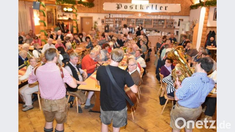 Gaudi, Witze und Musik boten die &quot;Allerscheynst`n&quot; im voll besetzten &quot;Postkellersaal&quot;. Bild: hcz