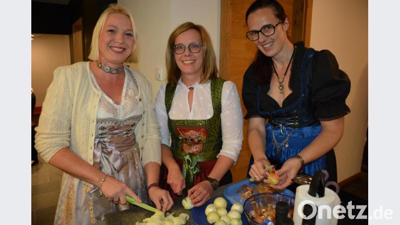 Auch das Zwiebelschneiden kann Spaß machen Bild: jr