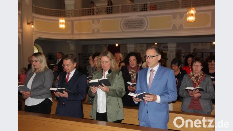 Beim Festgottesdienst dabei waren unter anderem FU-Ortsvorsitzende Katja Bloßfeldt, MdL Tobias Reiß, Staatsministerin Kerstin Schreyer und Bürgermeister Bernd Sommer (vorne von links). Bild: kro