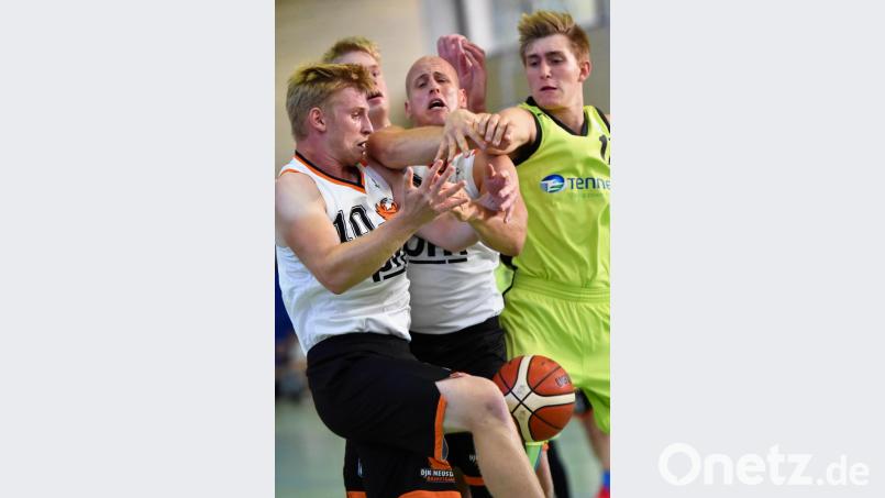 Wie beim Sieg der Neustädter Basketballer gegen Bayreuth (Bild) ist auch das Auswärtsspiel in Veitshöchheim sehr körperbetont. Bild: A. Schwarzmeier