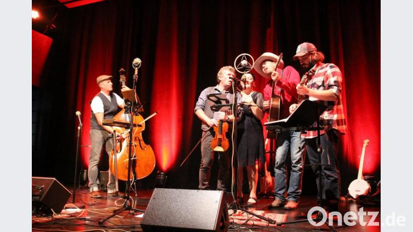 "Uncle Sally", das sind (von links): Peter Perzlmaier (Bass), Sepp Zauner (Moderation und Fiddle), Ulrike Dirschl (Gesang und Waschbrett), Martin Dietl (Gitarre, Banjo, Mandoline, Gesang) und Stefan Schindlbeck ("Multi-Instrumentalist"). Bild: kmo