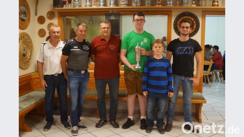 Den Bürgerpokal gewann mit einen 91,5-Teiler klar Bastian Werner vom Team Helmut. Mit im Bild Schützenmeister Reinhard Reis senior, Sportleiter Günther Gradl, Johann Oppitz, Pokalsieger Bastian Werner, Felix Mayer und Stefan Reitinger (von links). Bild: slh