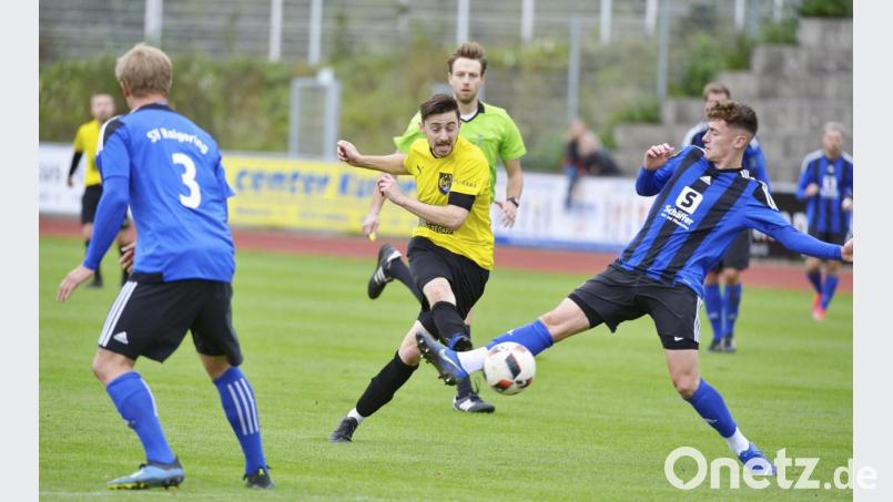 Der Raigeringer Innenverteidiger Dennis Weidner (rechs) kann den Vollspannschuss von FC-Rückkehrer Benjamin Burger (Mitte) nicht mehr verhindern, der krachend gegen die Querlatte knallte. SV-R Innenverteidiger Maximilian Prechtl (links) isr Beobachter der Szene.
Bild: Ziegler Bild: Ziegler