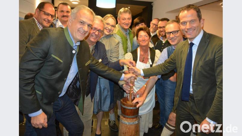 Eine Gemeinschaftsaufgabe war das Ausbuttern, wie hier mit (von links) Roland Grillmeier und Toni Dutz, sowie (von rechts) Albert Rupprecht und Bernd Sommer. In der Mitte Brigitte Kliebhan, die bei der Aktion Regie führte. Bild: jr