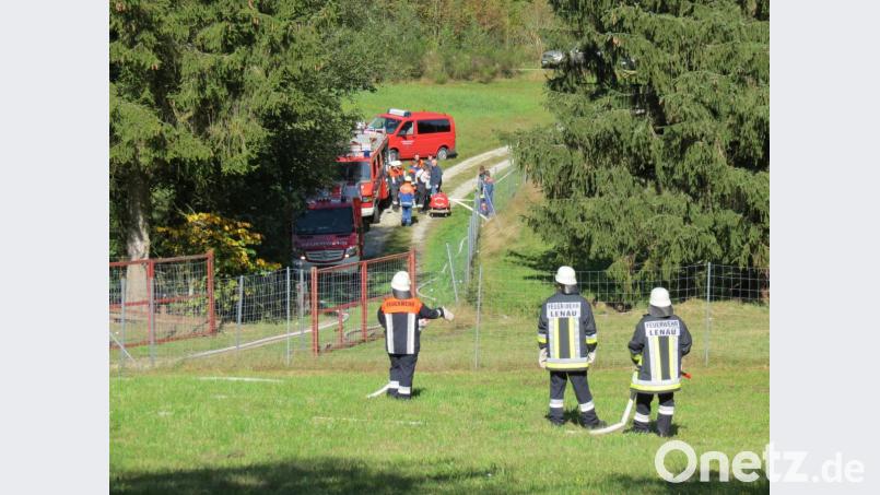 Drei Fahrzeuge, vier Wehren, eine Aufgabe: Für die Brandbekämpfung bei einer gemeinsamen Übung arbeiteten die Feuerwehren aus Kulmain, Lenau, Oberwappenöst und Zinst reibungslos zusammen. Bild: FFW Kulmain/exb