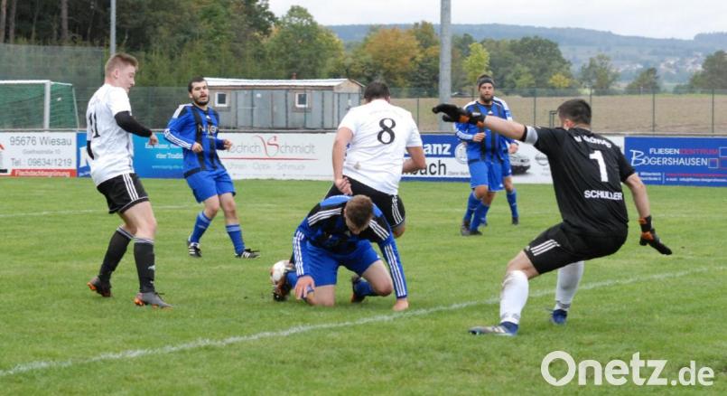 Verwirrung im Strafraum der (SG) SV Schönhaid I/SpVgg Wiesau II (blaue Trikots): Zur Pause lagen die Gastgeber gegen die DJK Falkenberg mit 0:3 hinten, doch sie gaben nicht auf und erkämpften sich noch ein 3:3. Bild: gb