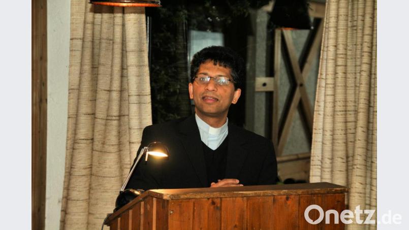 Pfarrer Joseph dankt den täglichen Mitbetern und freut sich mit ihnen auf das Jubiläum „80 Jahre Rosenkranz in Friedenfels“. Bild: bsc