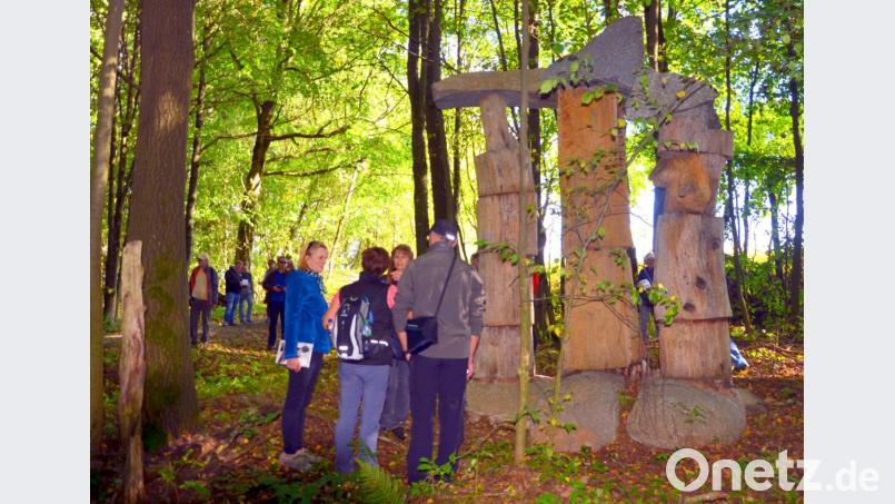 Eine mächtige, dreiteilige Holzskulptur markiert die einstige Ortsmitte des gänzlich verschwundenen Dorfes Wosant nur wenige Kilometer von Reichenau entfernt. Bild: Picasa