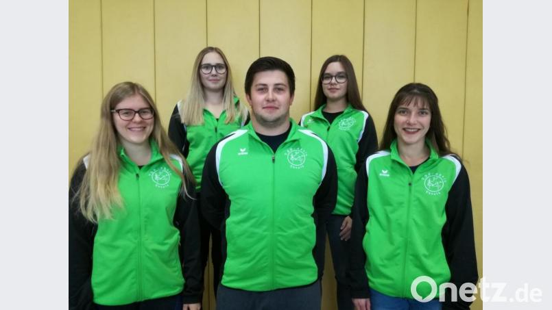 Larissa Wegmann, Patrick Serfling, Daniela Vetter (vorne von links), Sophia Kneidl und Laura Nürnberger (hinten von links) können nun bis zu Bayerischen Meisterschaften als Wettkampfrichten bei Turnwettbewerben eingesetzt werden. Bild: soj