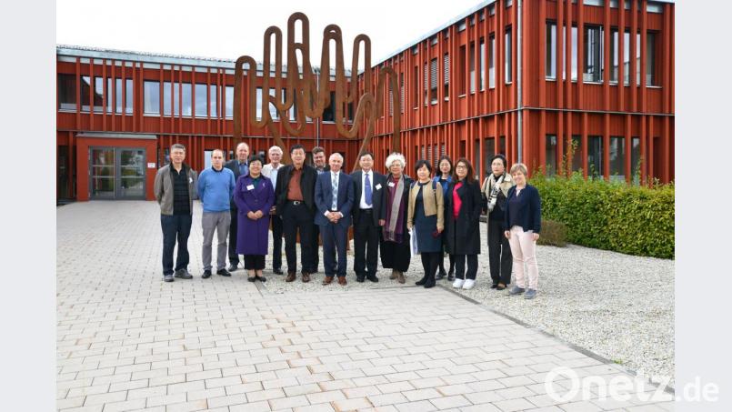 Behördenleiter Thomas Gollwitzer (Achter von links) und Abteilungsleiter Georg Guggenberger (Siebter von links) informierten die Gäste aus China über die ländliche Entwicklung in Bayern. Zur Delegation gehörte auch stellvertretender Amtschef Sun Bangqun vom Ministerium für Landwirtschaft und ländliche Angelegenheiten der Volksrepublik China (Siebter von rechts). Bild:  Stefan Neumann/ALE Oberpfalz