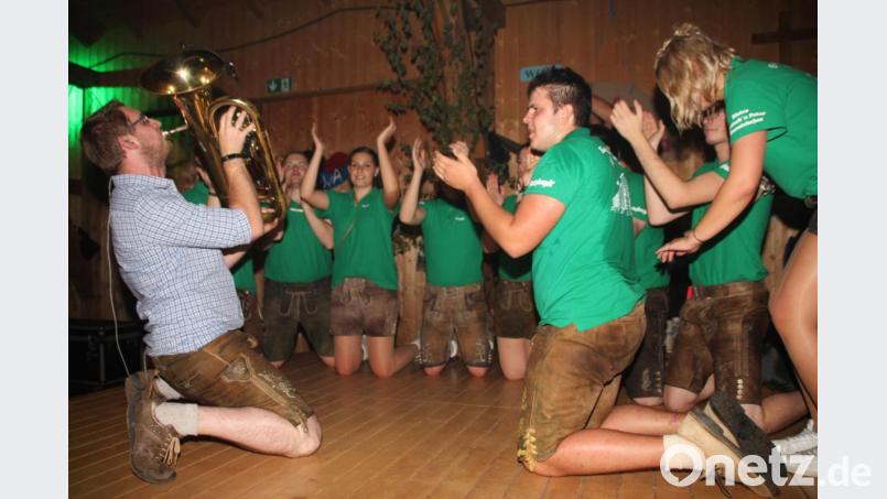 Kniefall vor dieser Kirwa-Laune. Die Vollblutmusiker der Band &quot;Sappralot&quot; gaben im Vereinsstodl alles, knieten sich - wie auf diesem Foto zu sehen ist - richtig rein und brachten das Party-Volk mit ihren Liedern in Stimmung. Bild: frd