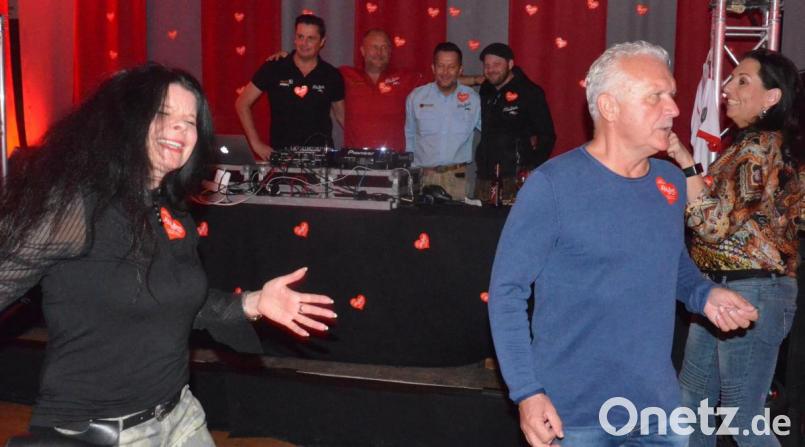 Eine Riesenfete startete am Freitagabend im Jugendraum der SpVgg SV Weiden. Michael Kurz hatte zur Ischgl-Party geladen. Bild: Kunz