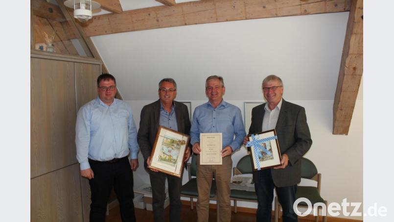 Zum 40-jährigen Dienstjubiläum von Rudolf Liegl (Zweiter von rechts) gratulierten die Bürgermeister Ludwig Prögler (Zweiter von links) und Helmut Heumann sowie Geschäftsführer Hans Braun (links). Bild: nis