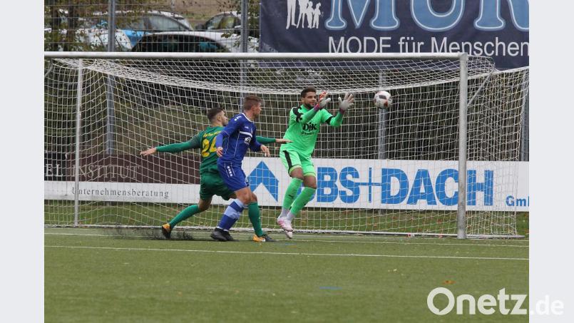 Bambergs Torwart Michael Edemodu und Christopher Kettler können gerade noch vor Marco Seifert retten. Bild: Sportpress Weinkauf