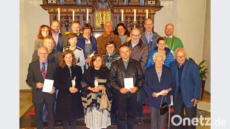 In einem Dankgottesdienst bekräftigten die Ehejubilare in St. Marien Rothenstadt ihr Eheversprechen am Altar. Bild: Dobmeier
