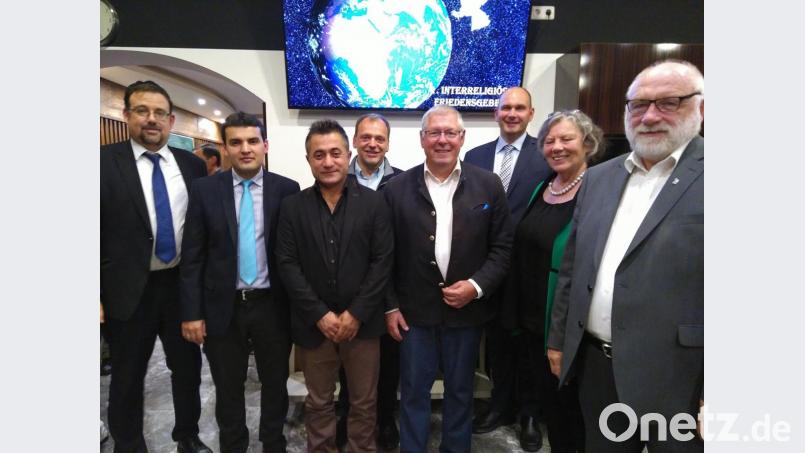 Juden, Moslems, Jesiden und Christen gestalteten gemeinsam das erste Amberger Friedensgebet (von links): Rabbiner Elias Dray, Imam Salik Taskin, der Jeside Daoud Shekho, Christian Irlbacher (KEB), Johannes Blohm (EBW), Jochen Ziehr von der neuapostolischen Gemeinde, Margit Reif und Pater Alfred Lindner vom Friedensgebetskreis Ensdorf. Bild: mma