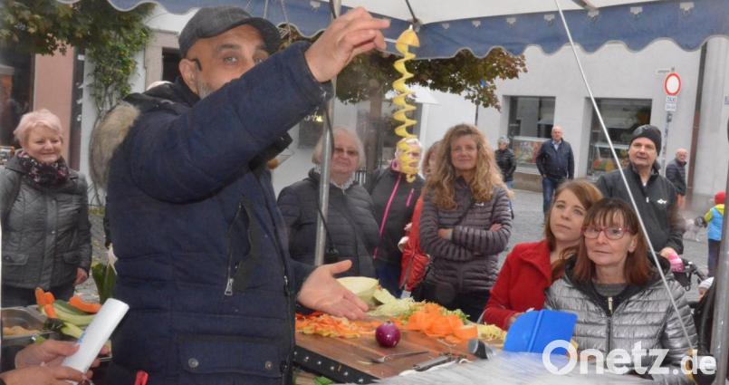 Mit lauter Stimme seine Waren anpreisen: Das gefällt den Leuten. Bild: Kunz