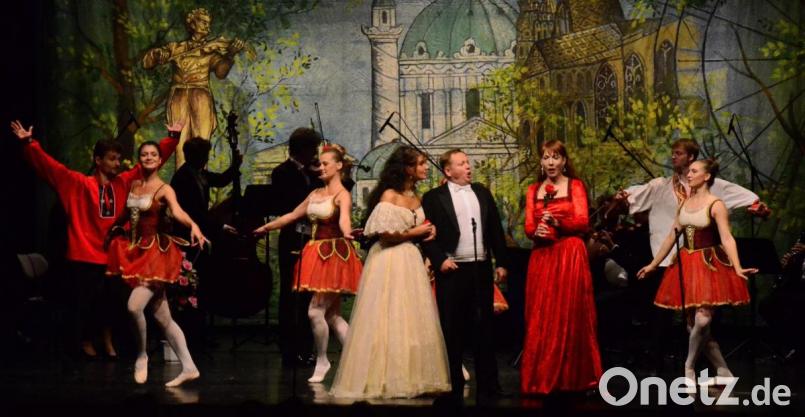 Unter den Augen des großen Walzerkönigs verzauberten Solisten und Mitglieder des Gala Sinfonieorchesters Prag das Weidener Publikum mit einem bunten Strauß von Operettenmelodien. Bild: Kunz