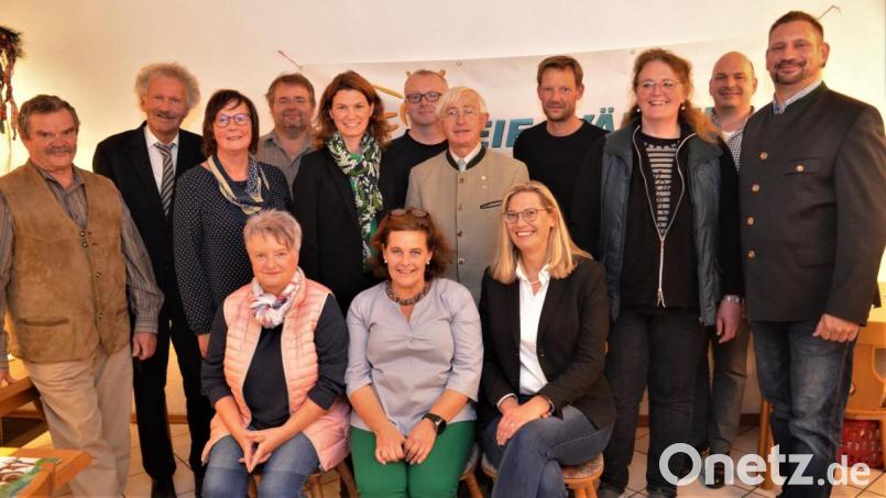 Bezirksvorsitzende Tanja Schweiger (stehend, Fünfte von links) freut sich über den neuen Ortsverband der Freien Wähler, den Petra Baierl (sitzend, Mitte) und Sonja Bodensteiner (sitzend, rechts) anführen. Erika Cibis (sitzend, links) verwaltet die Kasse. Bild: fz