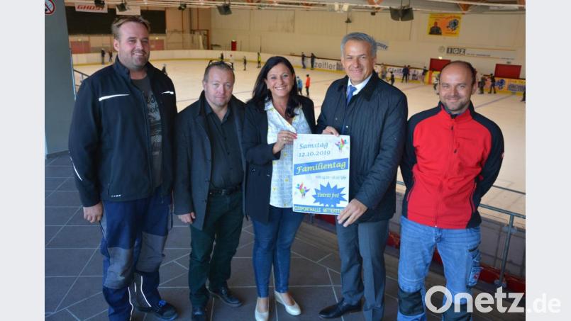 Auf den Saisonstart in der Eissporthalle Mitterteich freuen sich (von links) Eismeister Stefan Migula, Günther Deinzer, Astrid Häring (beide Stadtverwaltung), Bürgermeister Roland Grillmeier und Eismeister Dariusz Pietrzyk. Bild: jr